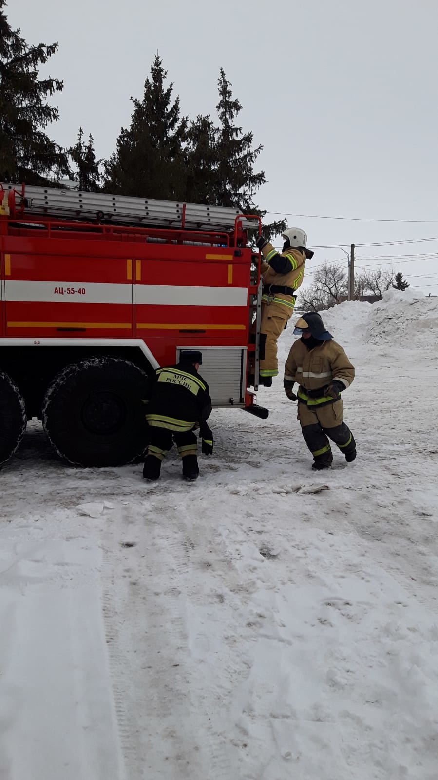 Пожарные провели учения спорткомплексе 