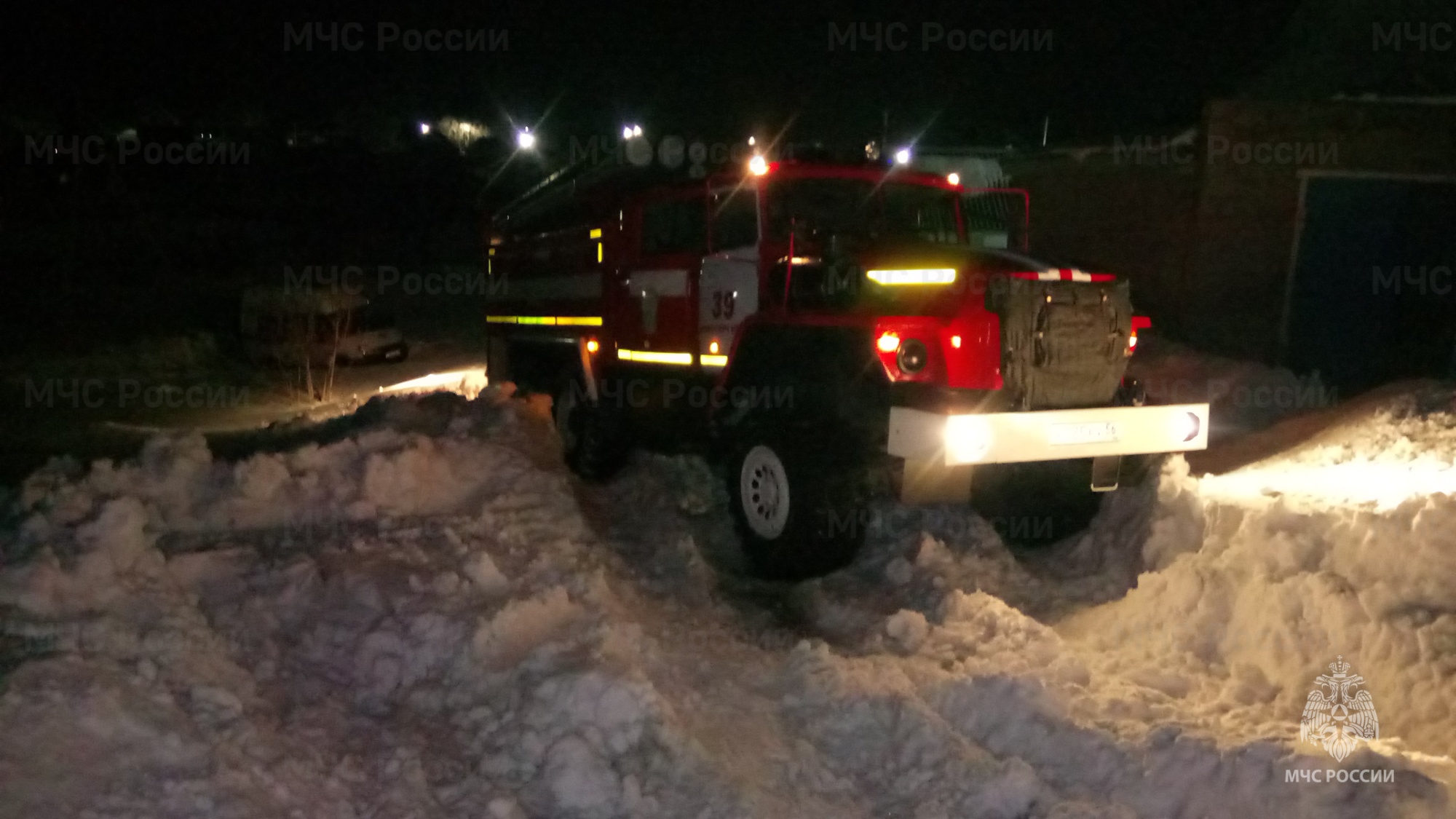 Спасатели помогли автомобилю скорой помощи выбраться из снежного заноса в  Новосергиевке - Новости - Главное управление МЧС России по Оренбургской  области