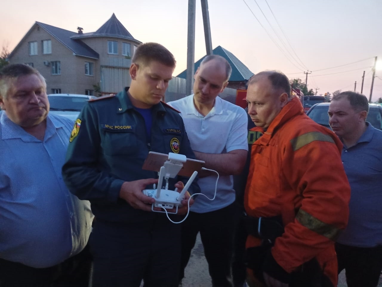 На месте пожара в СНТ “Урал” работает Губернатор Оренбургской области и  начальник Главного управления МЧС России по Оренбургской области.  Ликвидация очагов пожара продолжается - Новости - Главное управление МЧС  России по Оренбургской области