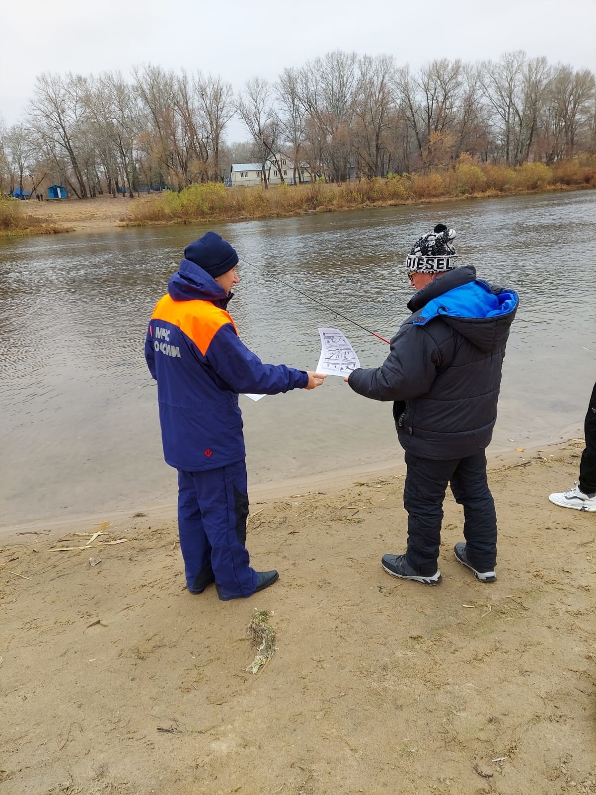 В Оренбурге специалисты Центра ГИМС проверяют любимые места рыбаков -  Новости - Главное управление МЧС России по Оренбургской области