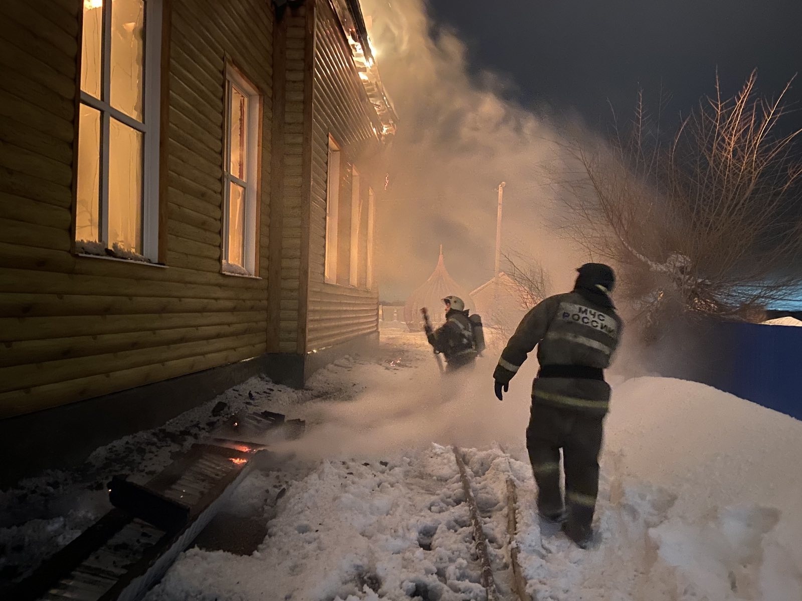 Сотрудники МЧС ликвидируют возгорание в селе Подгородняя Покровка |  03.01.2022 | Новости Оренбурга - БезФормата