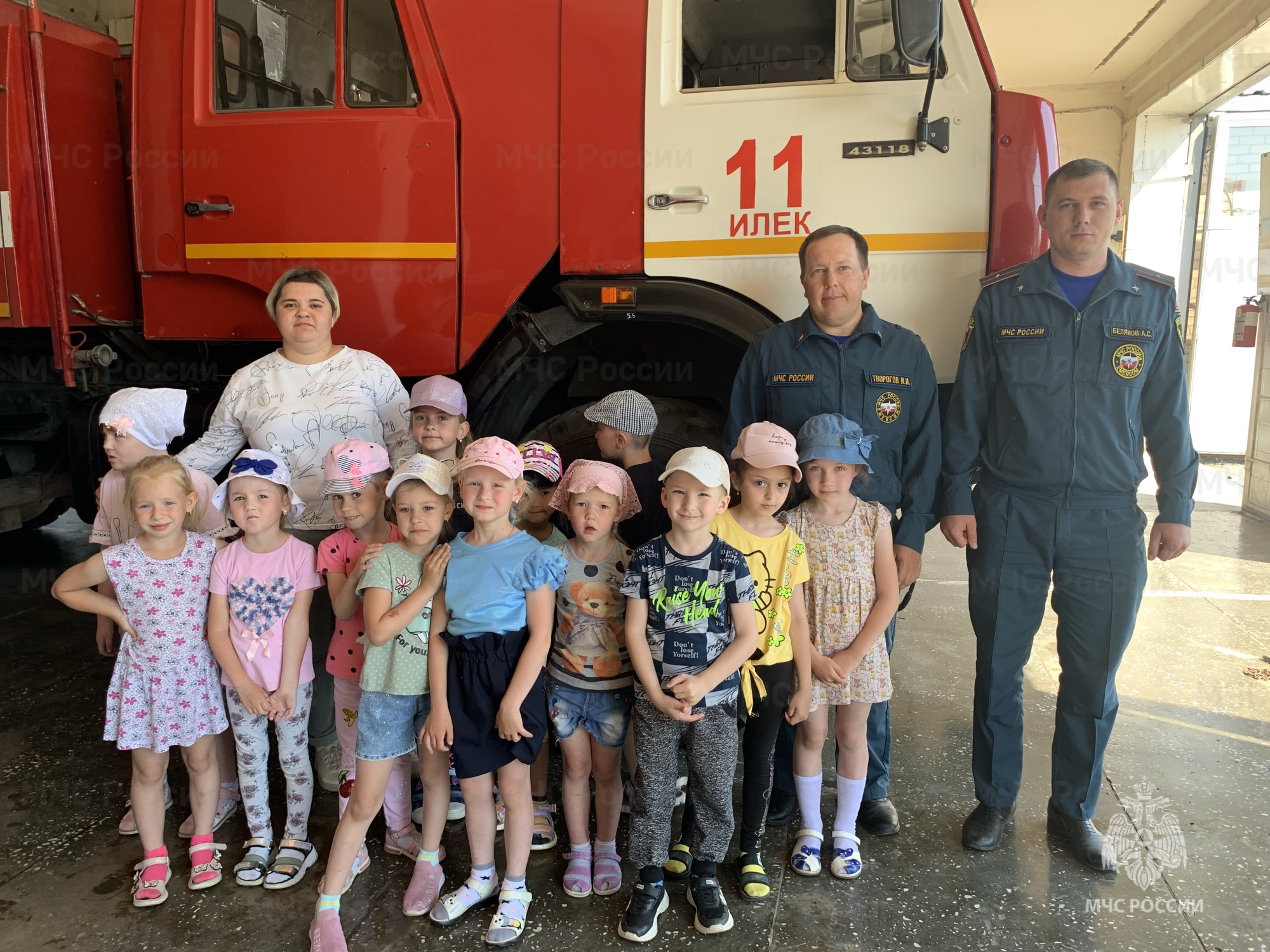 Дошколята побывали в гостях у пожарных - Новости - Главное управление МЧС  России по Оренбургской области